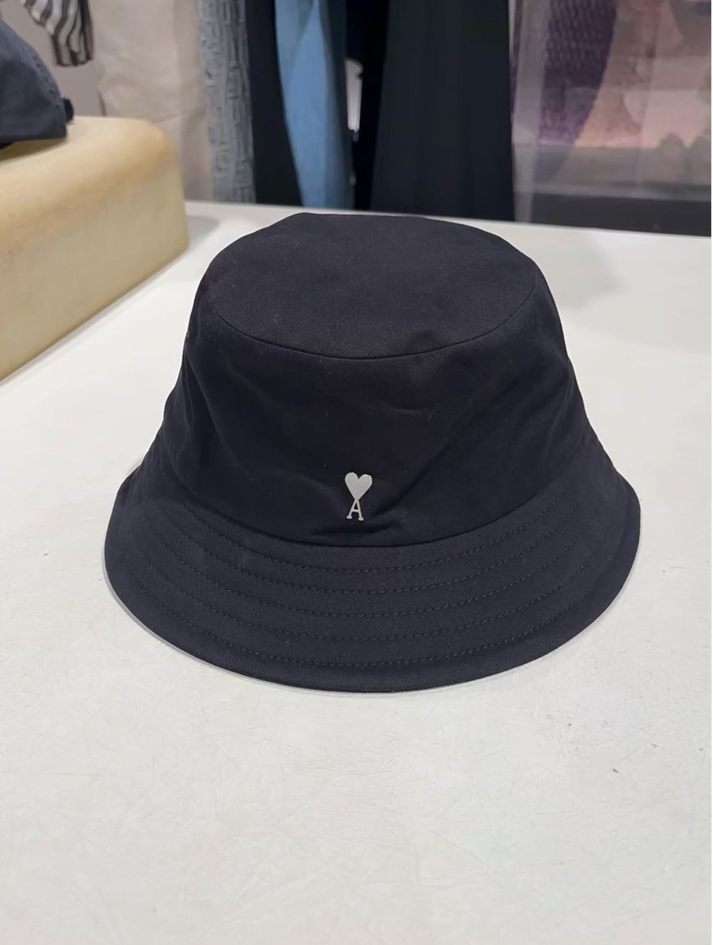 Noir bucket Hat