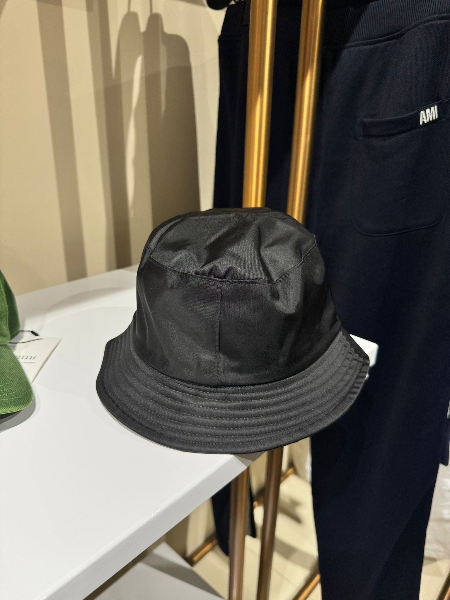 Noir bucket Hat
